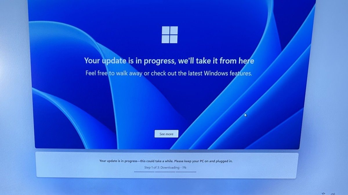 Your update is in progress message with Windows logo on blue background.